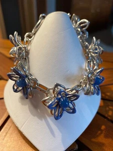 BONITA PULSERA AZUL FLORAL cadena de resorte 7,25 pulgadas cierre garra de langosta - Imagen 1 de 4