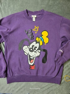 Disney 100 x H&M x Trevor Andrew lila Goofy Loose Fit Pullover Sweatshirt M - Bild 1 von 11