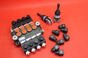 Válvula hidráulica monobloque válvula 4x eléctrica 12V 80 l/min + 2 x joystick - Imagen 1 de 10