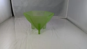 Taussaunt Glas grün satiniert Art Deco Fußschale Pharao Puderdose ohne Deckel ISTZUSTAND - Bild 1 von 8