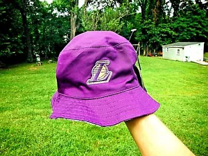 NUOVO CON ETICHETTA! LOS ANGELES LAKERS NBA BERRETTO/CAPPELLO REVERSIBILE A SECCHIELLO VIOLA O BIANCO! - Foto 1 di 11