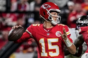 Patrick Mahomes - Kansas City Chiefs NFL Quarterback - Postal Brillante 4x6 - Imagen 1 de 2