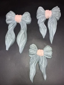 Vintage 1991 Homco Home Interior #7601 Set 3 blaue Shabby Schleifen 1991 Wandtafeln - Bild 1 von 5