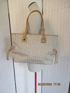 Calvin Klein Tasche Khaki Beige Signature Stoff NEU Neu mit Etikett - Bild 1 von 21