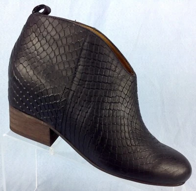 Botas de tornozelo femininas Matiko cobra em relevo couro preto 39 7 - Imagem 1 de 4