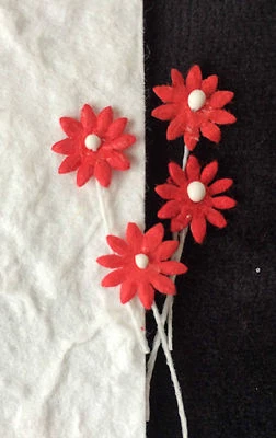 20 Flores Rojo Morera Papel Margarita Navidad Lágrima Osos Miniaturas Sombrero Tarjetas  Foto 1 de 3