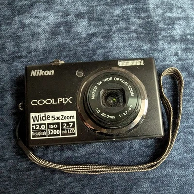 Nikon COOLPIX S570 12MP Digital Camera 5x Optical Zoom Lens - Image 1 of 4