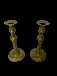 Antigua pareja de candelabros de bronce hechos a mano. Siglo XVII. 27 cm de alto - Imagen 1 de 1