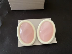 Vintage Avon 1990 Shades of Spring Clip-On Ohrringe rosa und weiß Neu im Karton - Bild 1 von 5