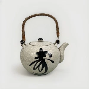 Tetera de colección Otigiri OMC Japón gres blanco letras japonesas mango de ratán - Imagen 1 de 8