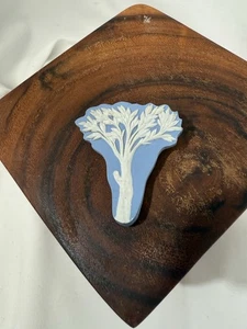 Colgante y alfiler de jaspe de madera de cuña hecho a mano diseño azul claro - Imagen 1 de 4