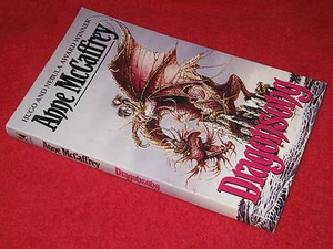 DRAGONSINGER ~ Anne McCaffrey. sc Harper Hall Trilogy # 2 UNread in MELB - Foto 1 di 11