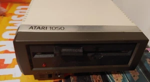 Unidad de disco Atari 1050 (+ fuente de alimentación y Sio) funcionando con 130 600 800 XL XE 02059 8 bits - Imagen 1 de 6