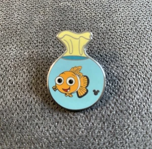 Prendedor de bolsa de pescado Disney Cast Lanyard Series Finding Nemo NEMO 2005 Hidden Mickey - Imagen 1 de 3
