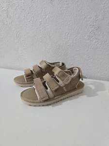 UGG Mädchen Golden Coast Multi Riemen Klettverschluss Wildleder Sandalen beige Größe 13 - Bild 1 von 6
