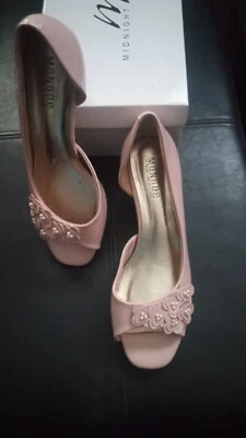 MONROE AND MAIN WOMEN'S FLOWER  PETAL PUMP (2") HEELS SZ(9M) - Image 1 of 4