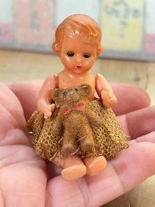 Bambola vintage italiana in plastica con orsacchiotto, firmata, snodata con occhi addormentati 3" - Foto 1 di 6