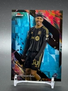 2024 Topps Finest MLS rifrattore blu #59 KIMANI STEWART-BAYNES Colorado RC/99 - Foto 1 di 2