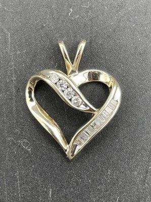 10K Yellow Gold Diamond Heart Pendant 2.1 Grams .25 Carat Total Round Baguette - Image 1 of 4