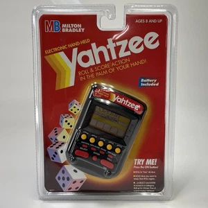 Vintage 1995 Yahtzee Electronic Hand Held Game Milton Bradley - NEU - Sealed - Bild 1 von 4
