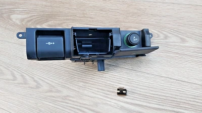 2005 - 2009 LAND ROVER LR3 ASHTRAY ASSEMBLY FKB500012 (FOR PARTS ONLY) - Image 1 of 4