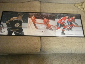 PHOTO VINTAGE ENCADRÉE LNH DE BOBBY ORR, GORDIE HOWE, FRANK MAHOVOLICH (36" X 12") - Photo 1/5