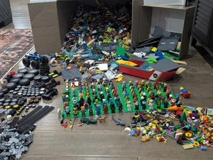 ENORME lotto mattoncini e minifigure LEGO 30+ libbre 110 minifigure DC, Minecraft, città, ecc - Foto 1 di 23