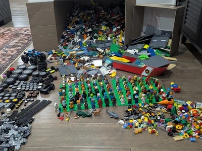HUGE LEGO Bricks & Minifigure Lot 30+ Lbs 110 Minifigs DC, Minecraft, City, Etc - Image 1 of 4