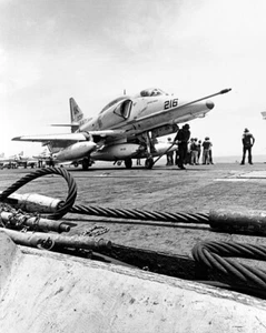 Marina de los Estados Unidos Douglas A-4E Skyhawk, portaaviones USS Intrepid 8x10 foto de guerra de Vietnam 565 - Imagen 1 de 1