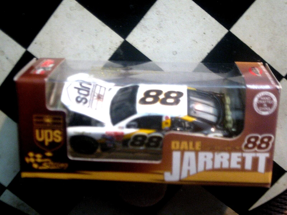 52376 RCCA 2002 HO 1/64 DALE JARRETT UPS FORD TAURUS (1/2880) - Imagem 1 de 1