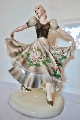 Antica scultura donna in ceramica - dama danzante  - Immagine 1 di 4