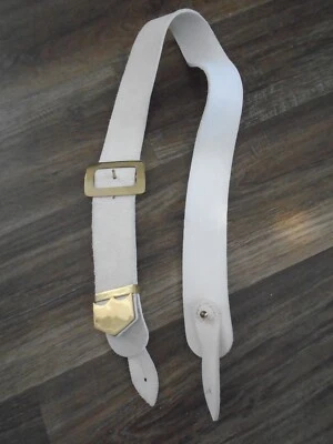 WHITE LEATHER NUBUCK CROSS BELT WITH BRASS BUCKLE BRITISH ARMY ISSUE NEW - Immagine 1 di 4