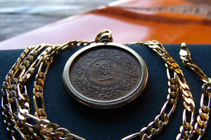 ANTIQUE Copper JAPANESE SEN COIN PENDANT w/ 18K 24" GOLD FILLED FIGARO CHAIN. - Picture 1 of 2