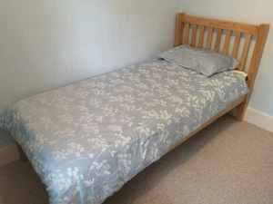 Matching blue curtains and bed linen - Picture 1 of 10