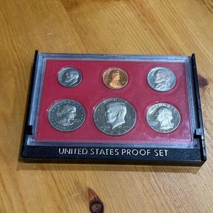 1980 United States Proof Coin Set with Red Background - Picture 1 of 4