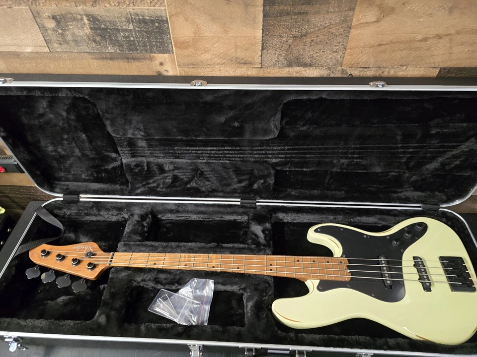 Bajo de 4 cuerdas Schecter J-4 Nikki Sixx - usado marfil con estuche Foto 1 de 4