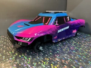 ARRMA 1/10 SENTON 3S BLX New CLIPLESS Roller BRUSHLESS Sct 4x4 Chassis Pink 223S - Picture 1 of 16