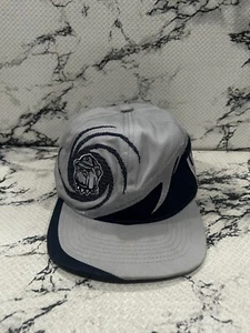 Sombrero Mitchell & Ness Georgetown Hoyas Bulldogs Snapback Espiral Bordado Juvenil - Imagen 1 de 6