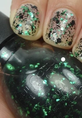 Esmalte Sinful Colors Pro * CAULDRON COUTURE 1491 * Glitter verde/preto - Imagem 1 de 4