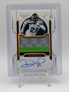 National Treasures 2023 🔥 Devon Witherspoon parche de novato automático dorado (#9/10) RPA - Imagen 1 de 7