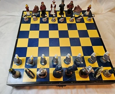 Juego de ajedrez vintage con temática náutica. Tienda de piezas pintadas a mano en tablero plegable Foto 1 de 4