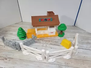 Fisher Price Geotrax Horse Stable rock stone walls trees bale of hay fences - Picture 1 of 13