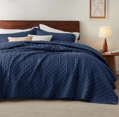 Bedsure Queen Quilt Bedding Set - Lightweight Summer Quilt Navy Blue NEW - Image 1 of 4