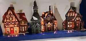 Holiday Time 3-teiliges Dorf Sammlerstücke beleuchtetes Haus Set Vorteilspack handbemalt - Bild 1 von 24