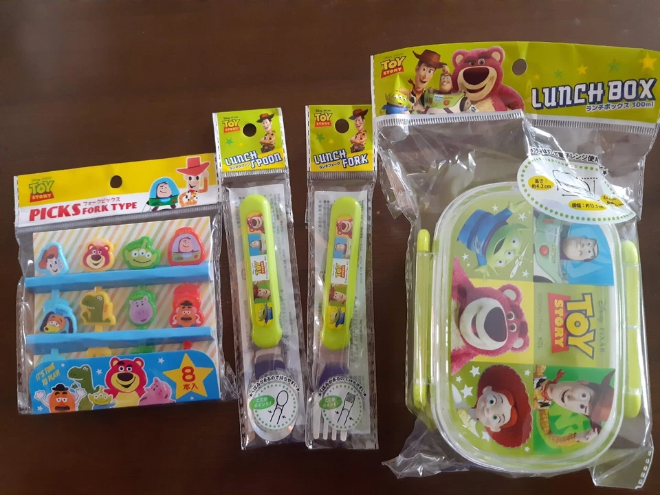 Disney Toy Story Bento Lonchera para Niños Contenedor de Comida Tenedor Cuchara Selecciones NUEVO Foto 1 de 4