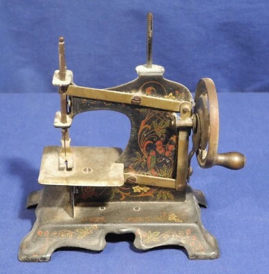 Винтажная антикварная детская игрушечная швейная машинка с разноцветными трафаретами птичьими цветами - Изображение 1 из 4