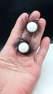 Orecchini Vintage Bottone Clip On Plastica Bianco e Nero Piuma Ciglia Occhi 1,75" - Foto 1 di 7