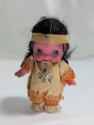 RARO Nativo Americano Bebé Niña Muñeca Porcelana Bisque Vintage Vestido con Cuentas Foto 1 de 4