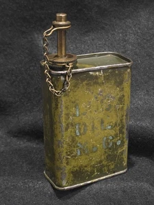 Aceite de lubricación militar de la Primera Guerra Mundial MG "Machien Gun" verde oliva oscuro con tapa de latón encadenado - Imagen 1 de 12