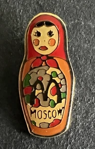 Spilla da bavero bambola da tè russa vintage McDonald's Moscow matrioska nidificazione impilabile - Foto 1 di 2